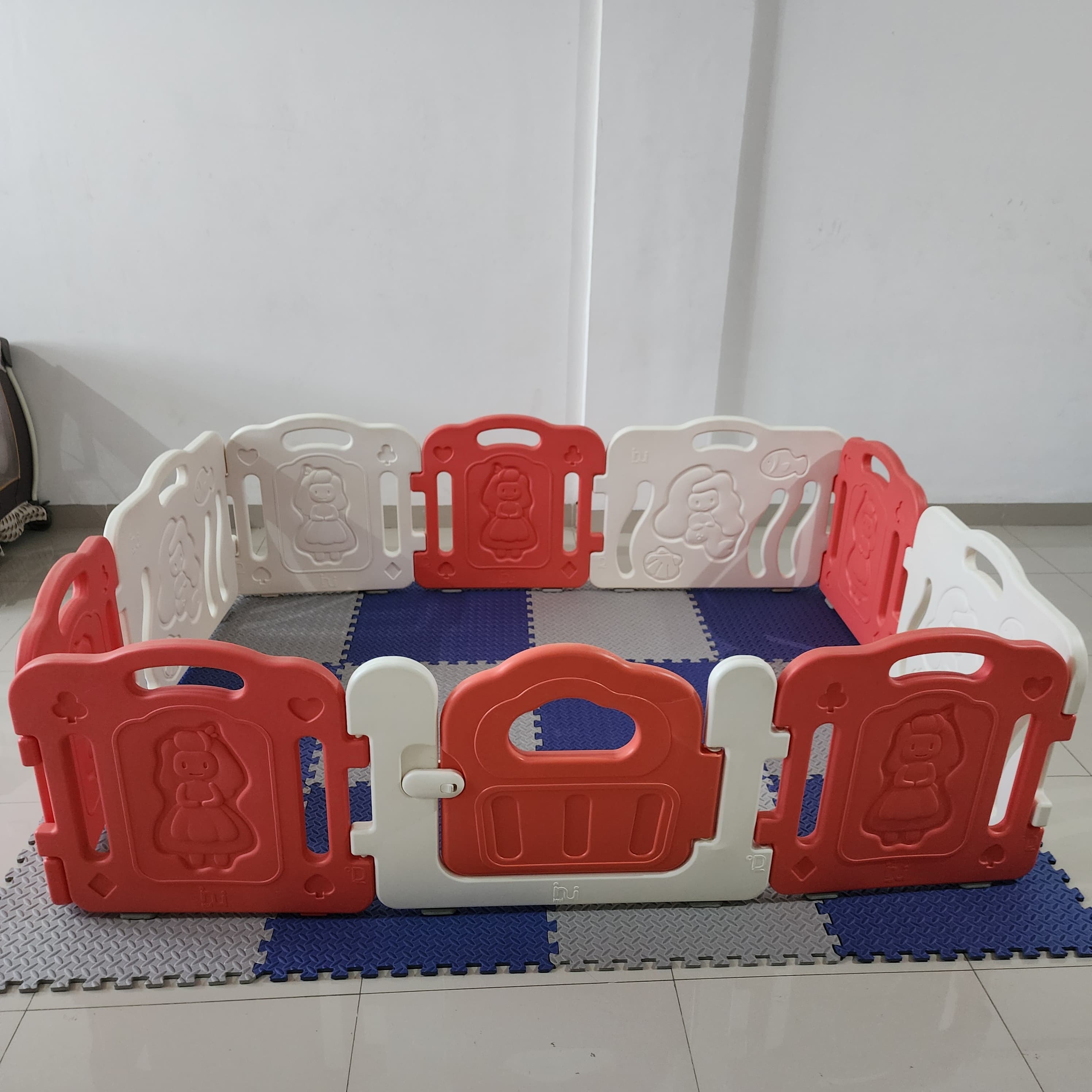 ALICE WONDERLAND BABYROOM RED (185X165 CM) + FREE MAT