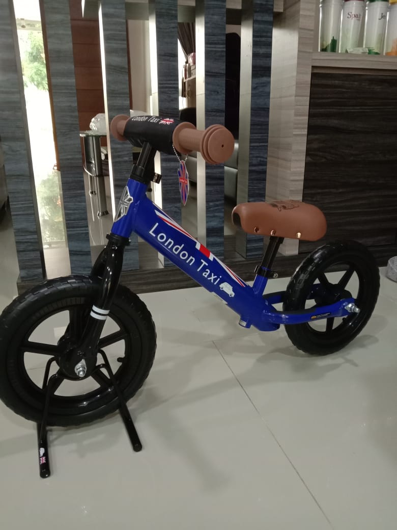 LONDON TAXI BALANCE BIKE BLUE di Hoopla Rental Mainan menyewakan